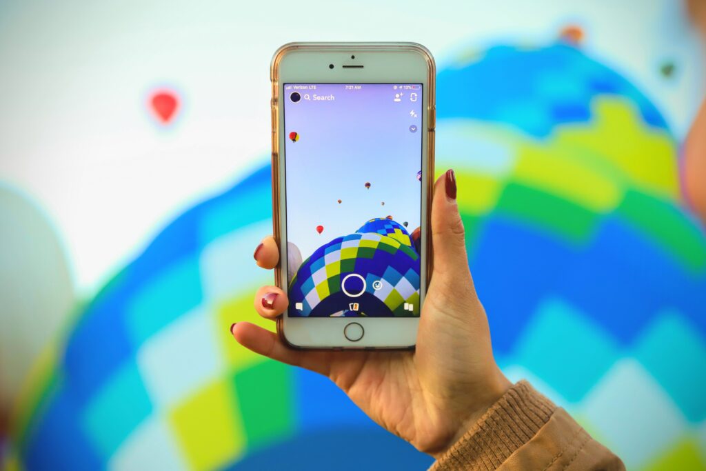 mejores aplicaciones de viaje para iPhone tomando una fotografía a un globo aerostático