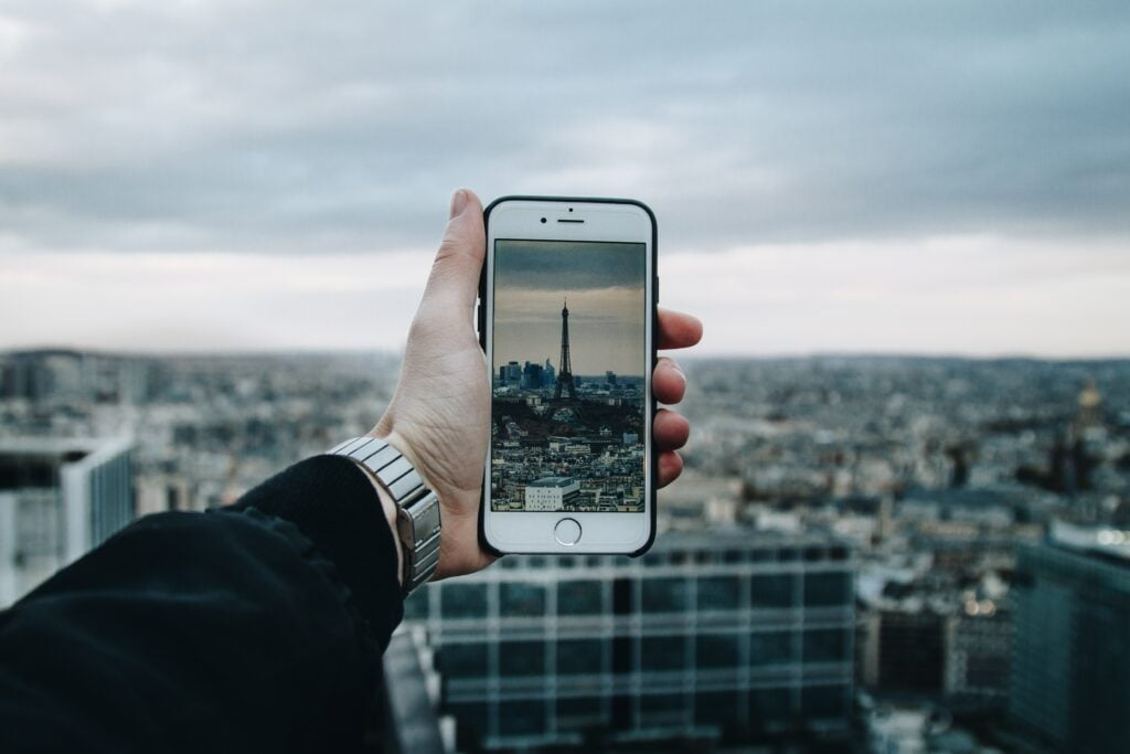 mejores aplicaciones de viaje para iPhone tomando una fotografía a la torre eiffel