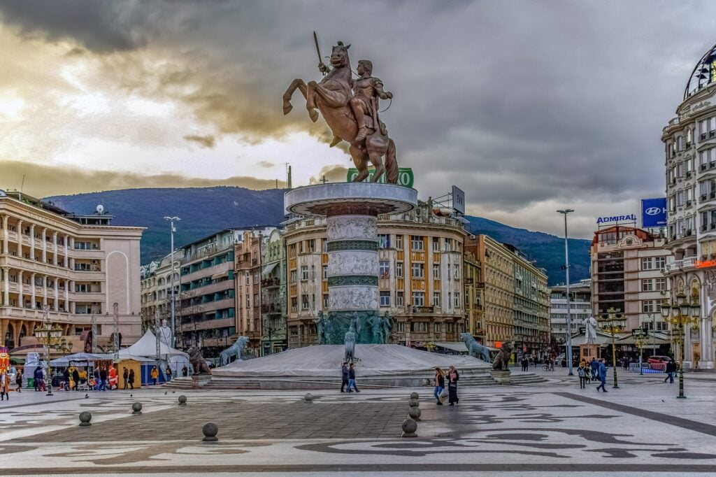 Caminar las calles de Skopje es de las mejores cosas para hacer en Macedonia del Norte